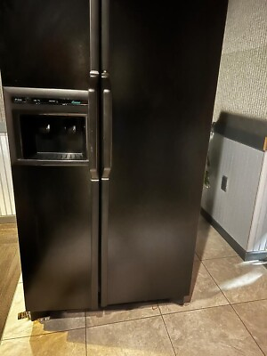 Amana 25 cubic foot 2 door refrigerator freezer with ice maker $450.00